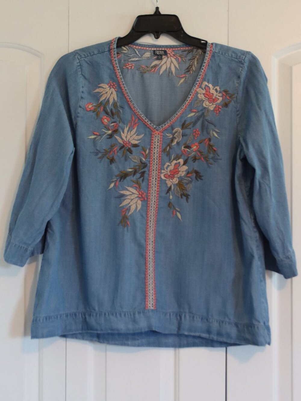 Reba Denim Floral Embroidered Chambray Top 3/4 Sleeve V-neck Size Large